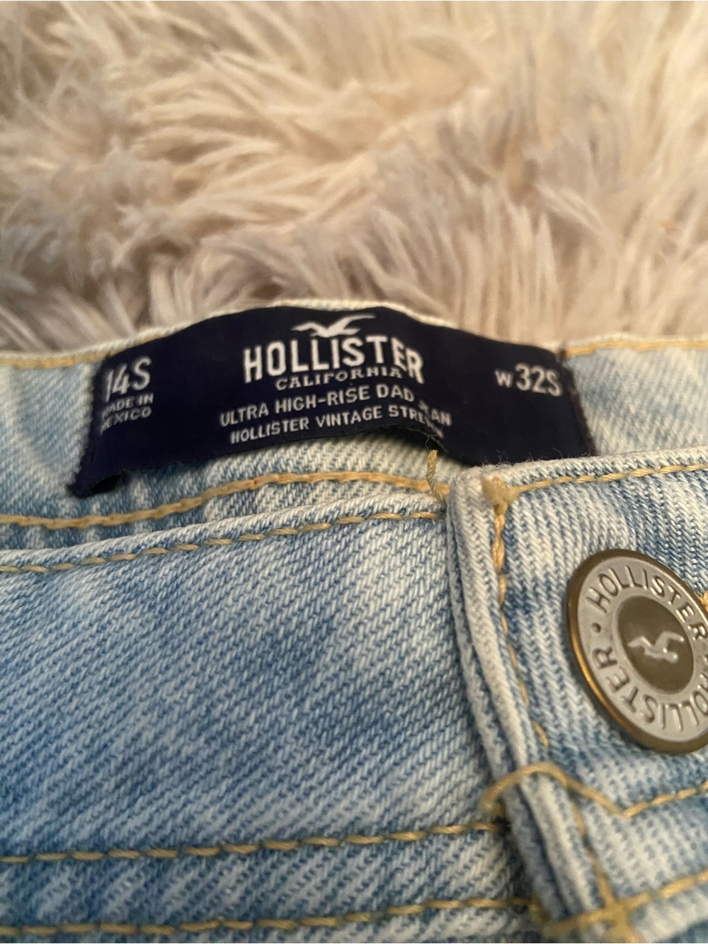Hollister Light Blue Relaxed Women’s Jeans - Picture 2 of 4